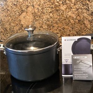 Nearly New 4qt LeCruset Sauce Pan Non- Stick